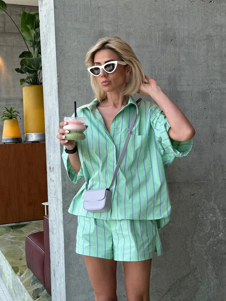 2024年夏 レディースファッション スーツ ストライプ柄 ラペルポケット付きシャツトップス+伸縮性ウエスト サイドスリット入りショートパンツ 女性用カジュアルパンツセット
