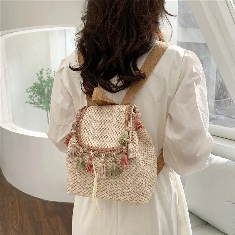 Nowy pleciony plecak ze słomy Casual Tassel Straw Bag Female Seaside Holiday Beach Bag Bohemian String Travel Bag 2024 for Gift