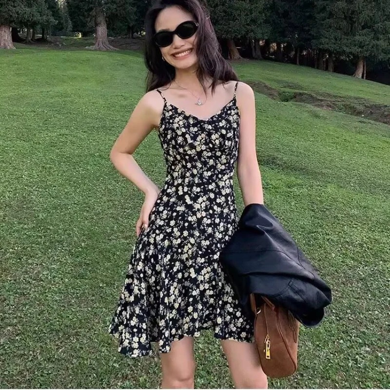 فستان كاميس صيفي مثير مطبوع للنساء فساتين قصيرة ضيقة مزهّرة ورقبة على شكل حرف v قميص أسود قصير ملابس Coquette حلوة Y2k