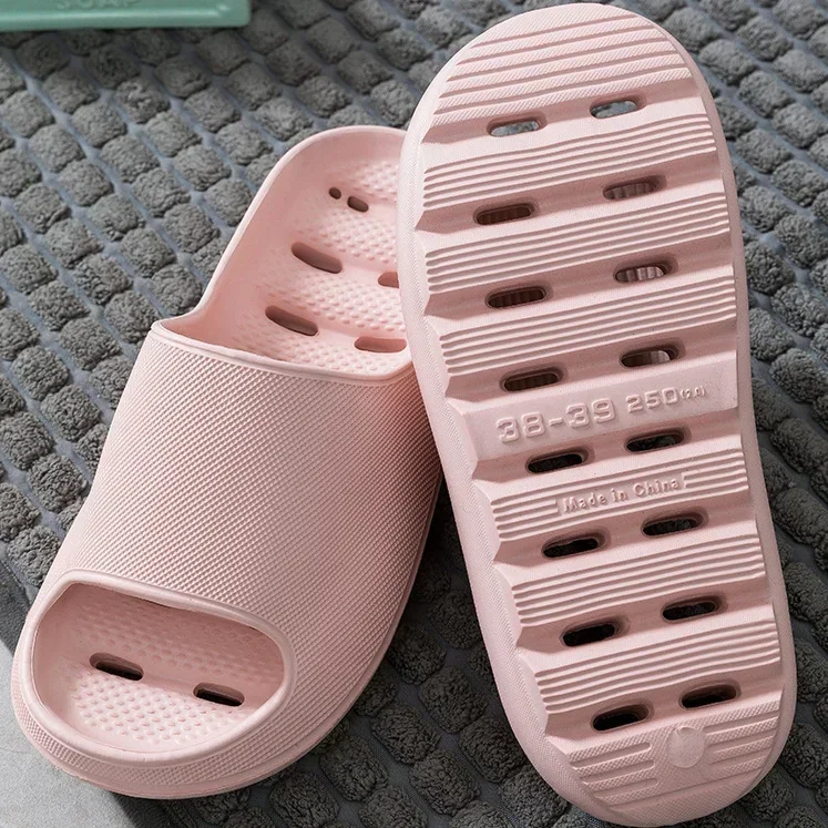 Couple's anti-slip, waterproof, quick-drying, thick-soled bathroom slippers with a comfortable feel when stepping on feces