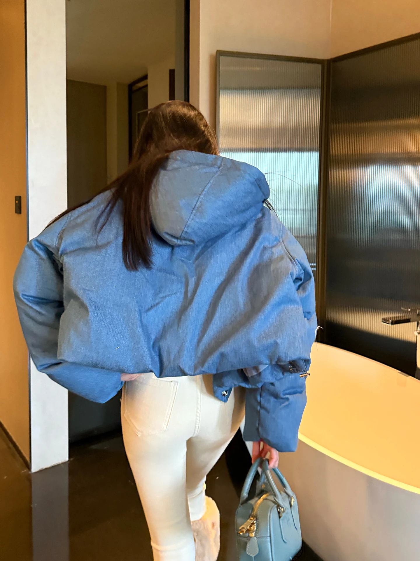 

Зимняя женская свободная короткая куртка-пуховик с капюшоном, в корейском стиле, с джинсовыми элементами, белая, с наполнителем из утиного пуха