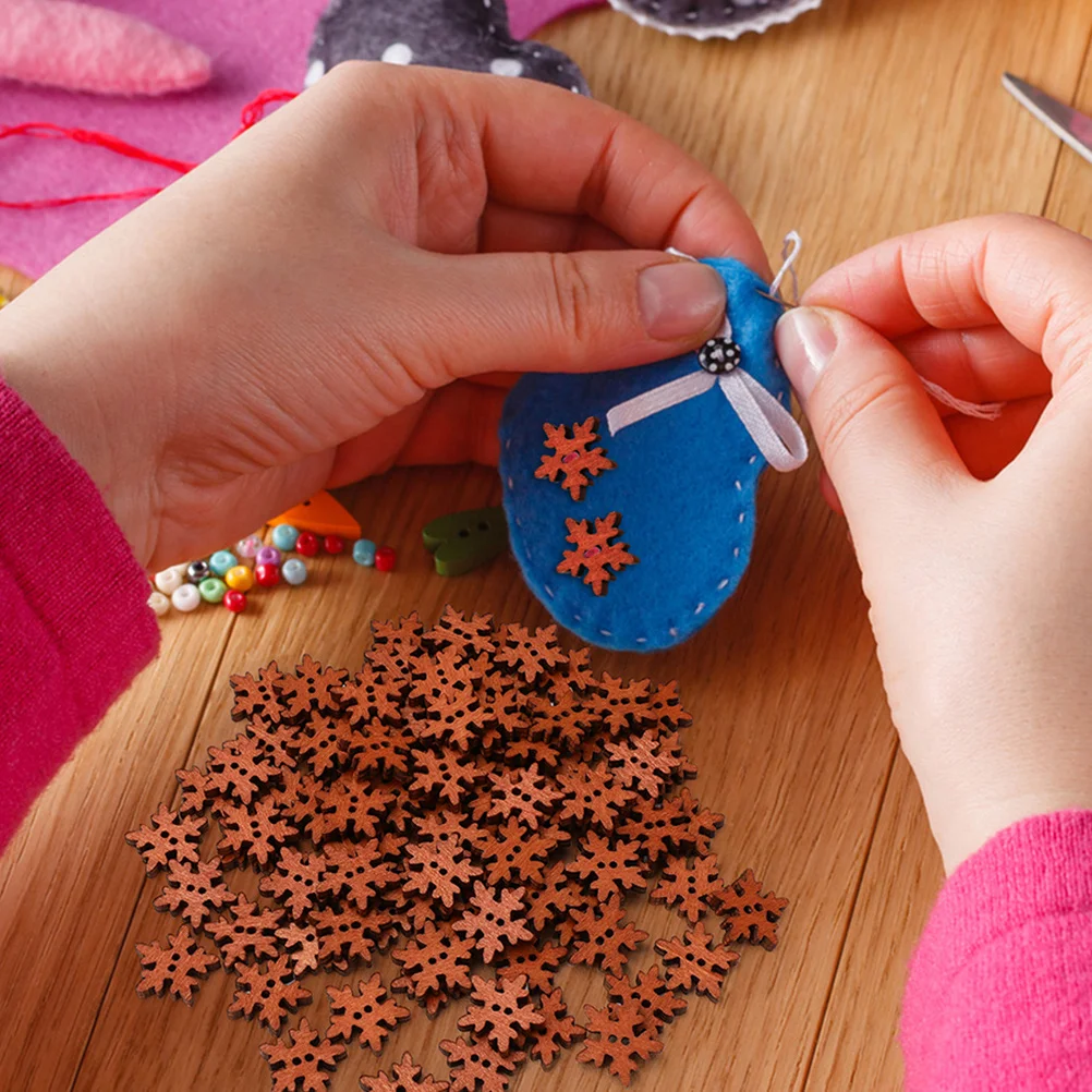 

200Pcs DIY Christmas Snowflake Wooden Buttons Cartoon Sewing Craft Decorative Clothes Accessories DIY Wooden Ornaments