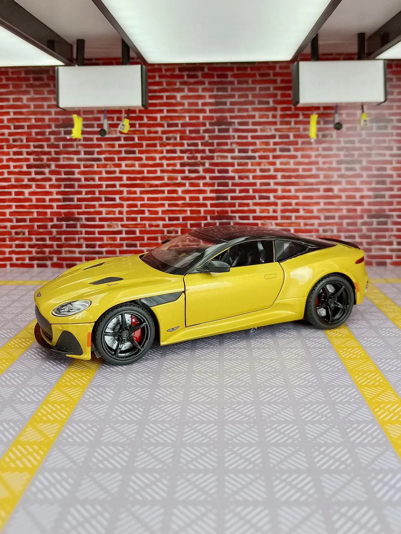 

1:22 DBS Superlaggera Alloy Diecasts & Toy Vehicles Metal Toy Car Model Sound and light Collection Kids Toy with rich details