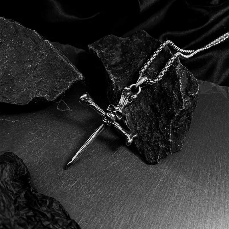 قلادة على شكل جمجمة رأس التنين على شكل شخصية روك آند رول مصبوبة على شكل سلسلة من الفولاذ التيتانيوم للرجال