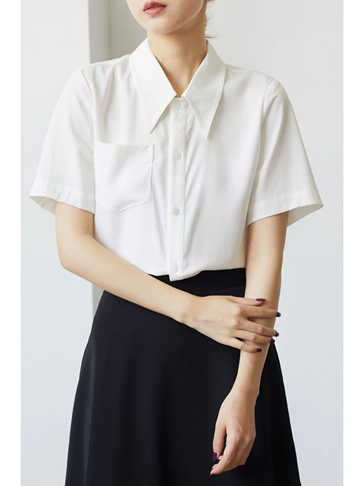 قميص نسائي أبيض بأكمام قصيرة، تصميم صيفي جديد بسيط بياقة مطوية، مناسب للعمل والمقابلات والمناسبات الرسمية والكاجوال العصرية