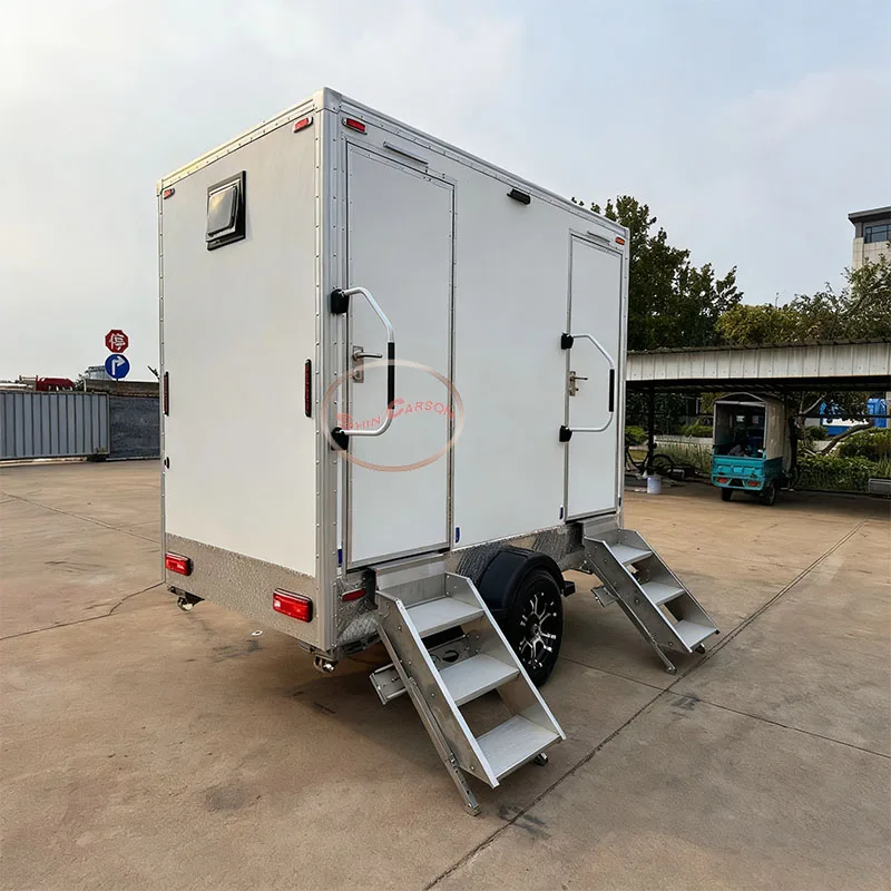 Inodoro móvil para exteriores, estructura de caja blanca, entrada doble con lavabo y espejo para eventos al aire libre a gran escala
