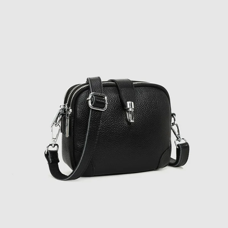 

Elegant Women's Shoulder Bag With Bamboo Handle Accents And Leather Body For A Classic And Timeless Look