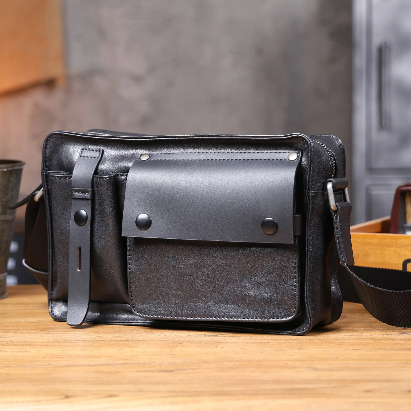 Oberschicht aus pflanzlich gegerbtem Echtleder, Herren-Umhängetasche, Crossbody-Tasche, lässiger, modischer, minimalistischer Stil – Detail 7