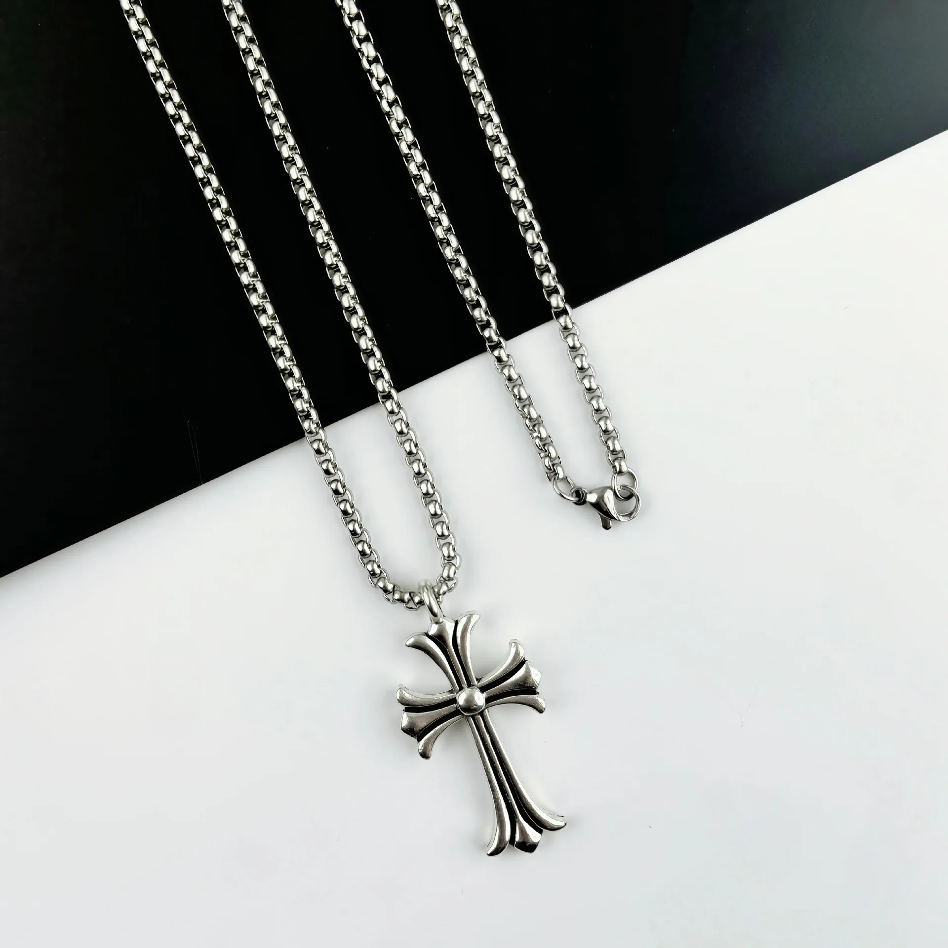 Vintage cross necklace, men's and women's personalized trend pendant titanium steel collarbone chain niche design jewelry