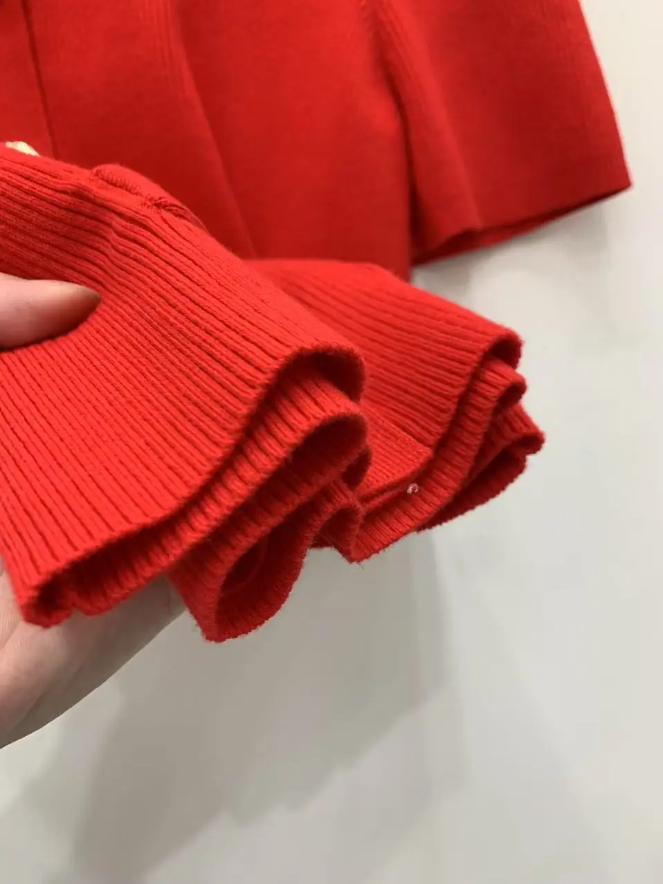 Rood damesvest met ronde hals, korte mouwen, enkele rij knopen, slim fit, elegante damestrui