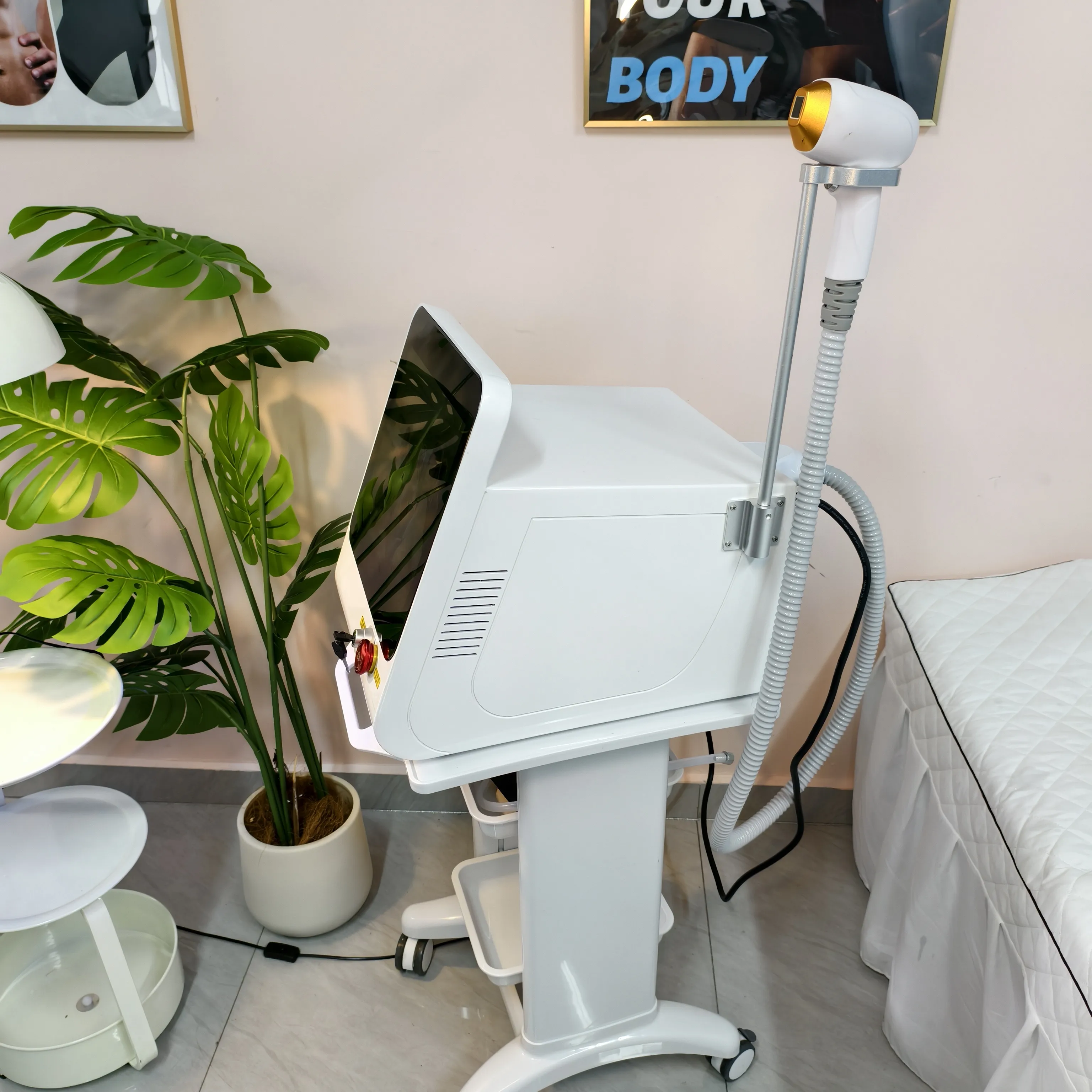 755 808 1064nm 3 الطول الموجي ديود آلة إزالة الشعر بالليزر غير مؤلم تخفيض الشعر الدائم لجميع أنواع البشرة