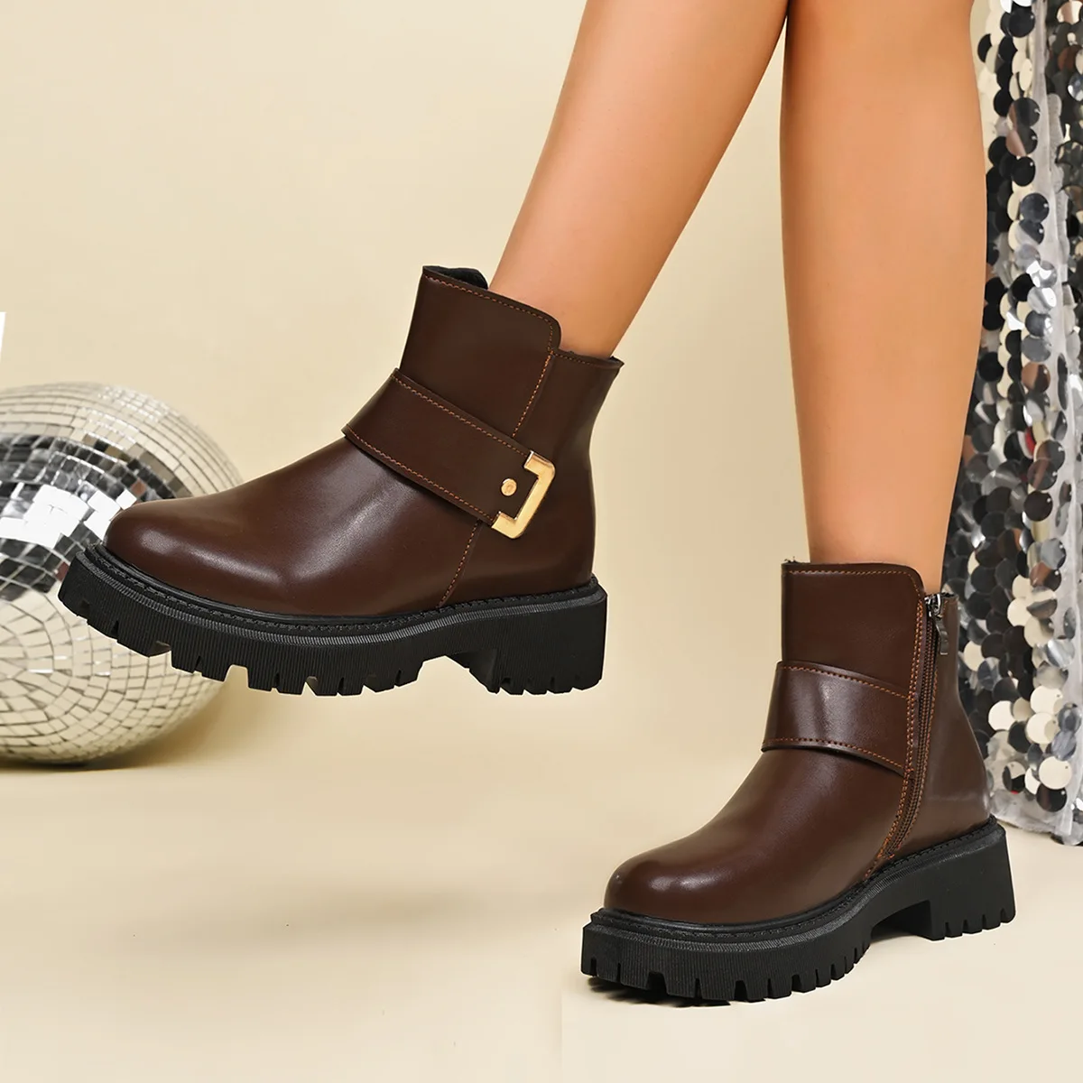 

2025 Winter fashion round-toed British-style ankle boots, large size, metal buckle, thick-soled and low-heeled for export