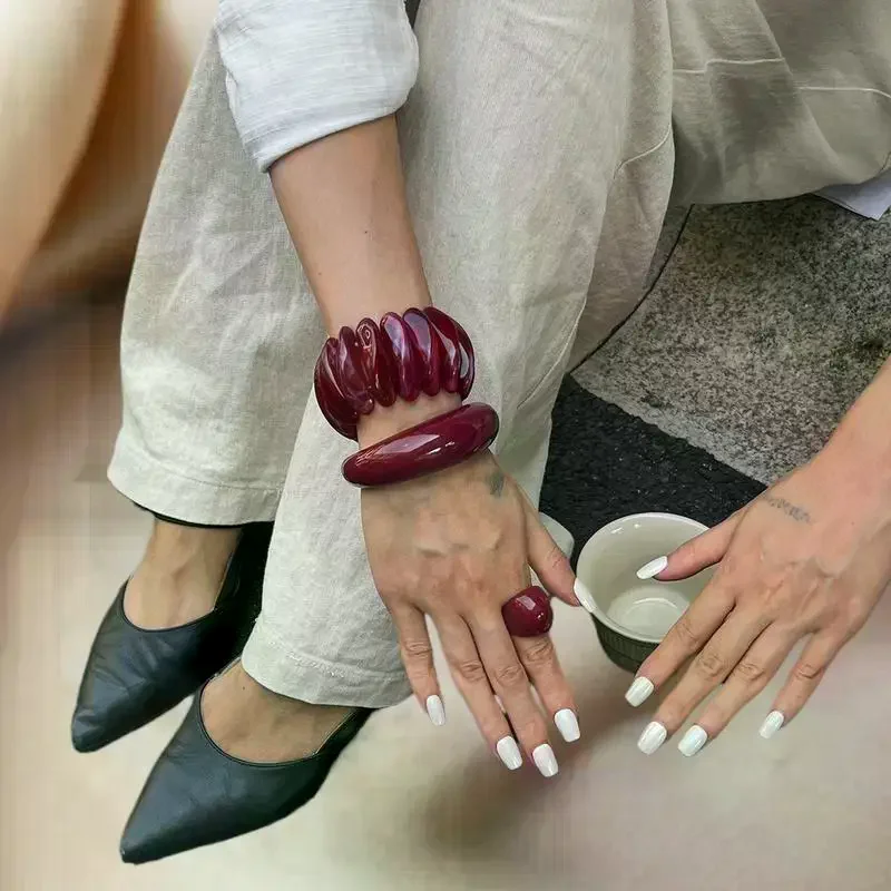 العصرية غير النظامية الأحمر الاكريليك الراتنج مكتنزة الإسورة النساء على اليد بوهو هندسية سحر واسعة الهيب هوب الكفة الإسورة مجوهرات