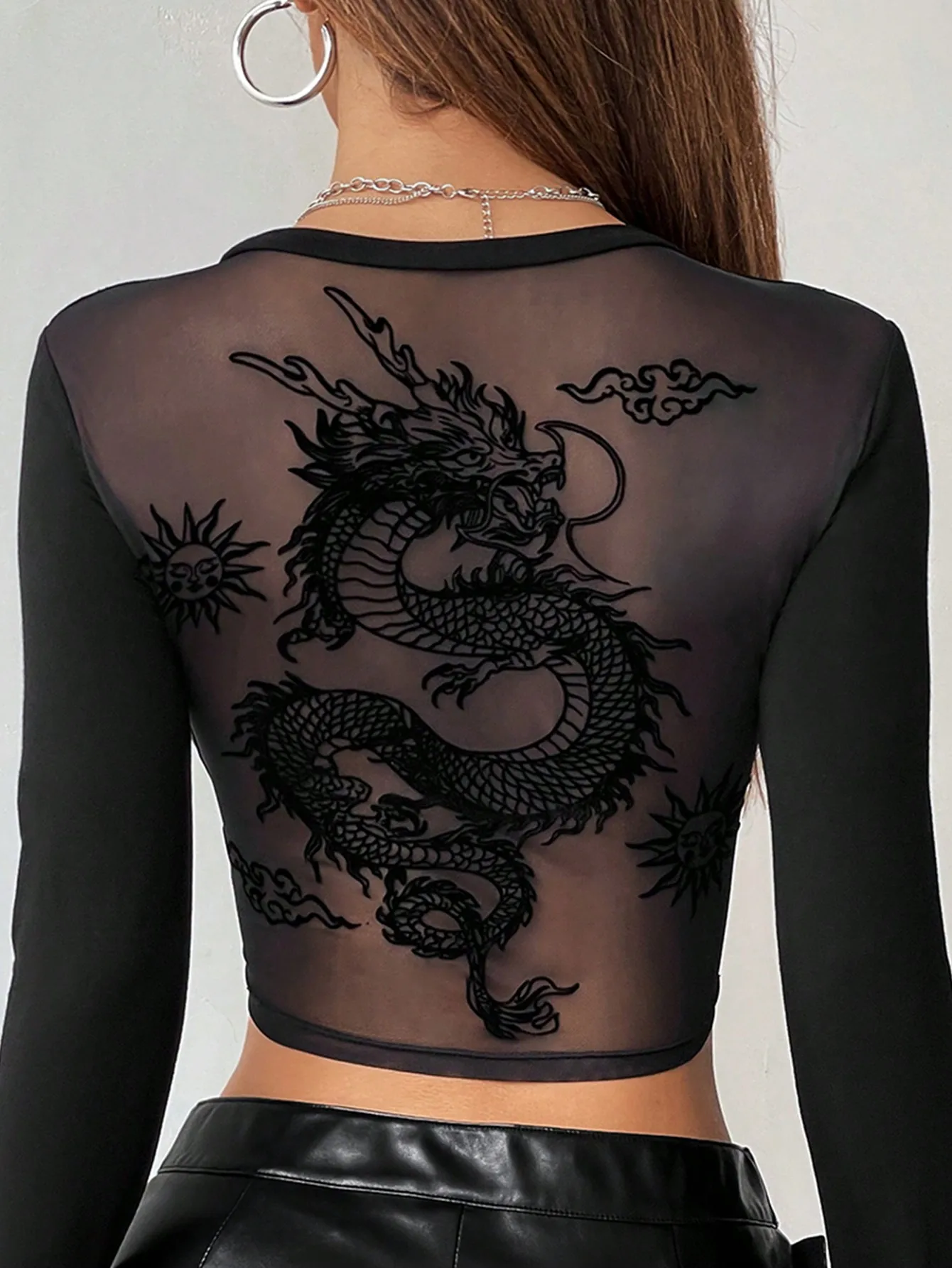 

Черный укороченный топ с длинными рукавами и принтом дракона в стиле Y2K, с сетчатой спинкой, для вечеринок