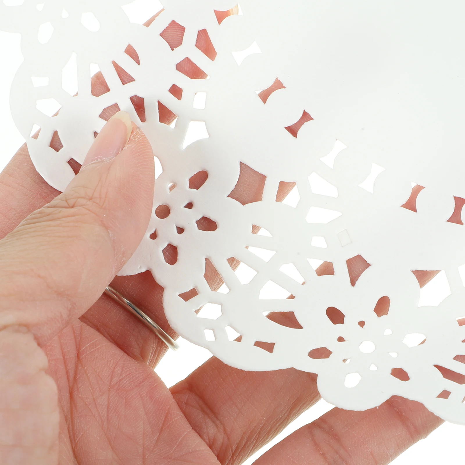 

140Pcs 7.5 Inch Decorative Paper Doilies Wood Pulp Made Thin Solid Desserts Display Paper Doilies Cake Packaging Pads