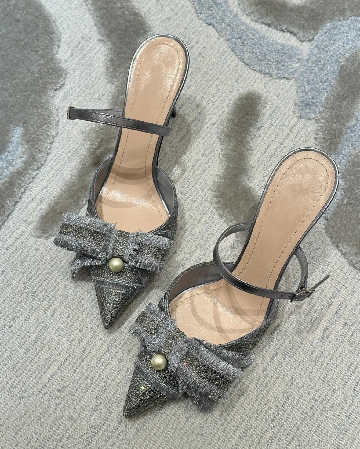 

2025 Summer New Cloth Bow Crystal Decoration Round Open Toe One Strap Buckle Temperament Stiletto High Heel Slippers for Women