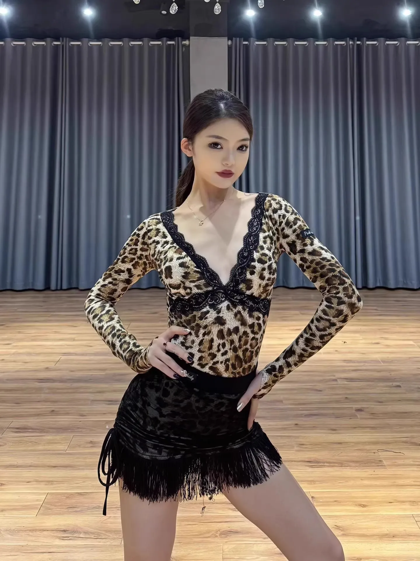 

Индивидуальный женский взрослый латинский национальный стандартный танцевальный костюм, костюм для выступлений с леопардовым принтом, топ с длинными рукавами и кисточками, юбка