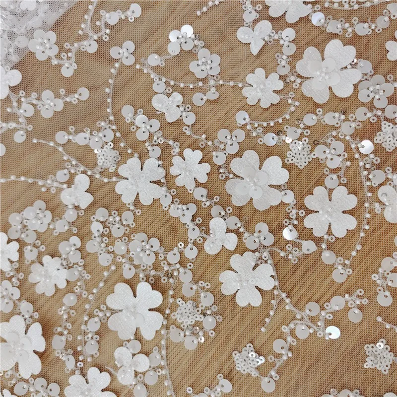 tela-de-encaje-con-cuentas-y-diseno-de-flores-en-relieve-ideal-para-vestidos-de-novia-proyectos-de-bordado-confeccion-de-prendas-y-accesorios-de-moda
