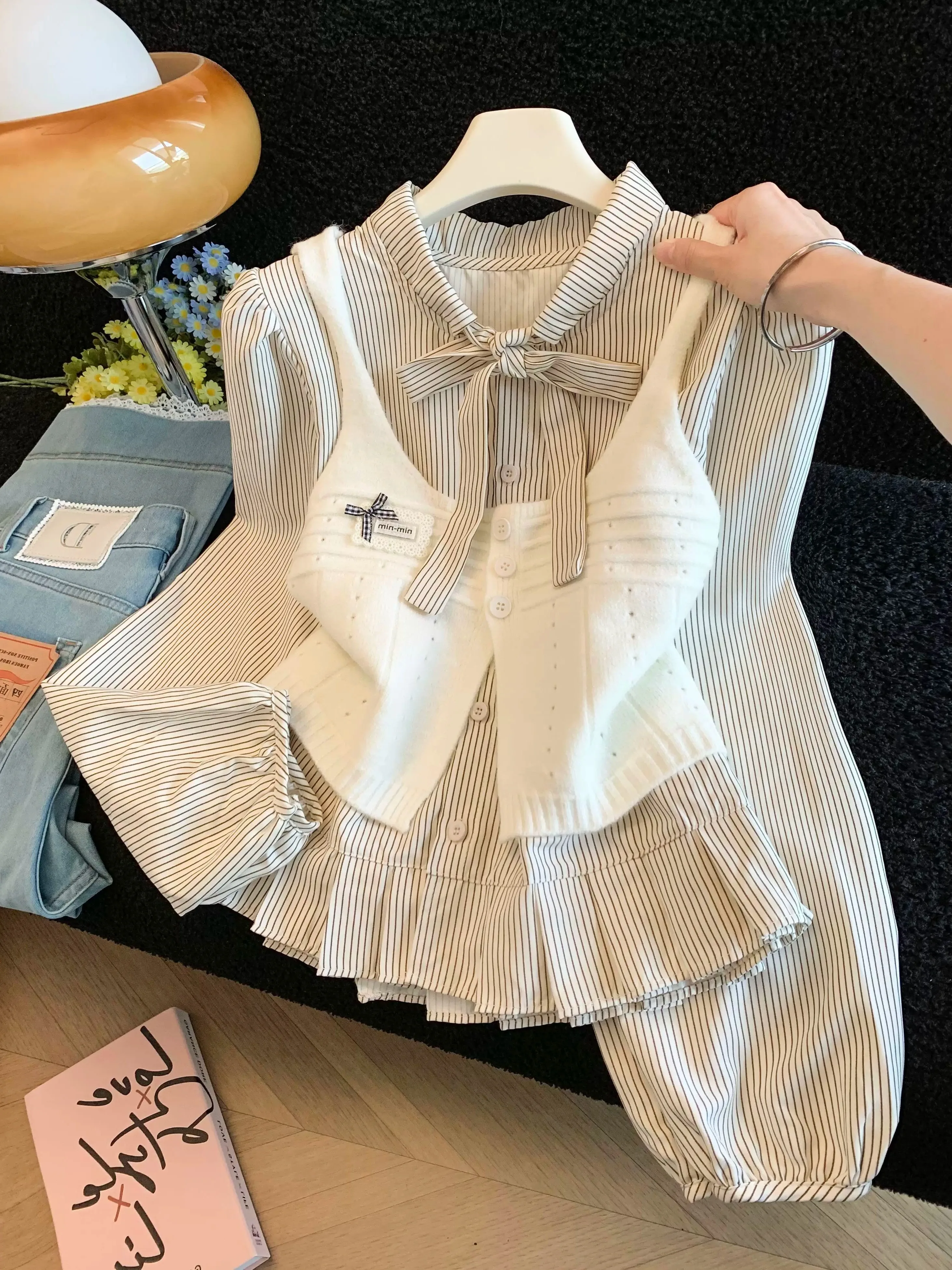 Conjunto Feminino Melissa Bow: Camisa de Tricô e Saia com Manga Longa, Listras e Laço Borboleta – Look Moderno para o Outono