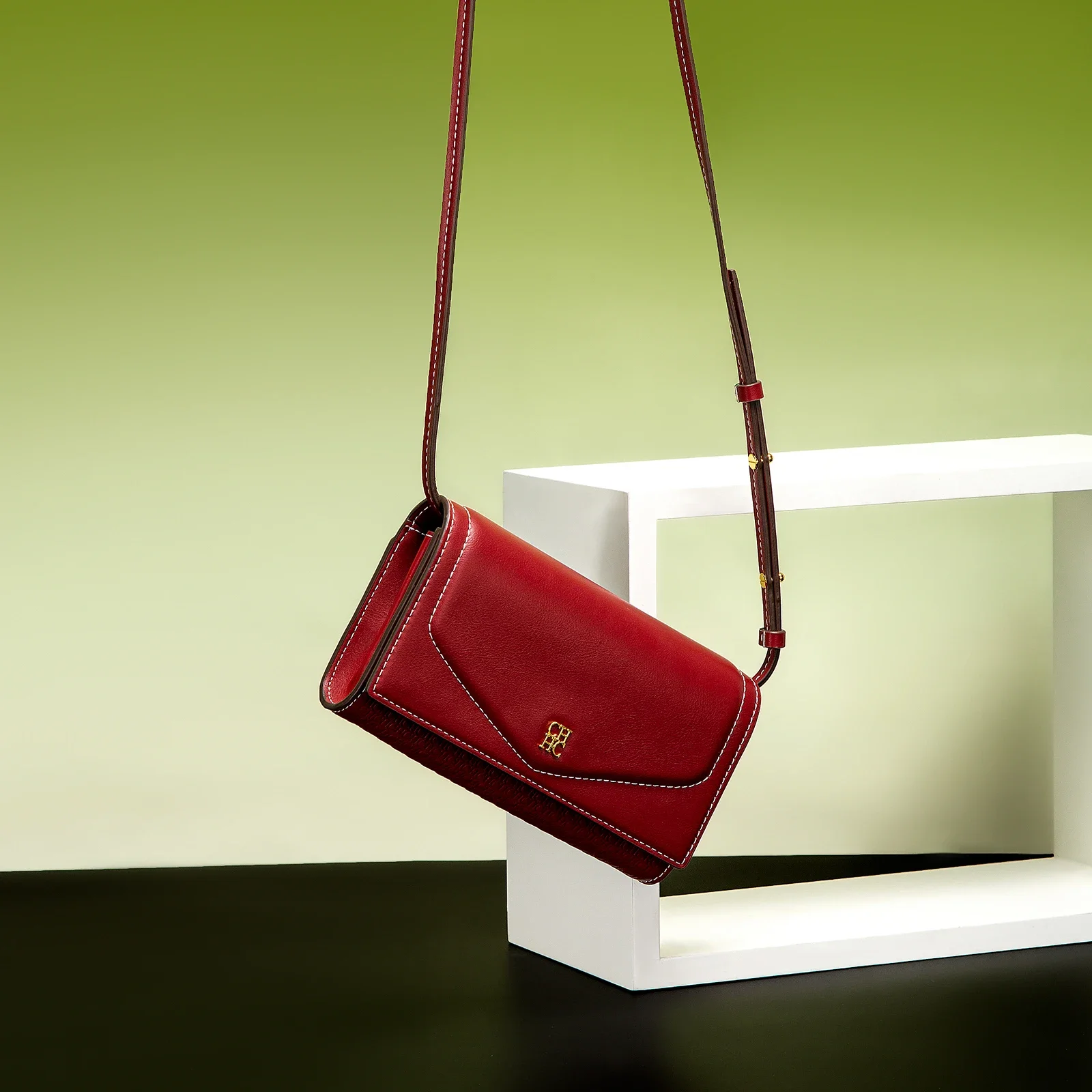 Fashion Simple Ladies Chain Bag Pure Colour Classic 2025 New Women\'s Small Square Bag Elegant and Versatile