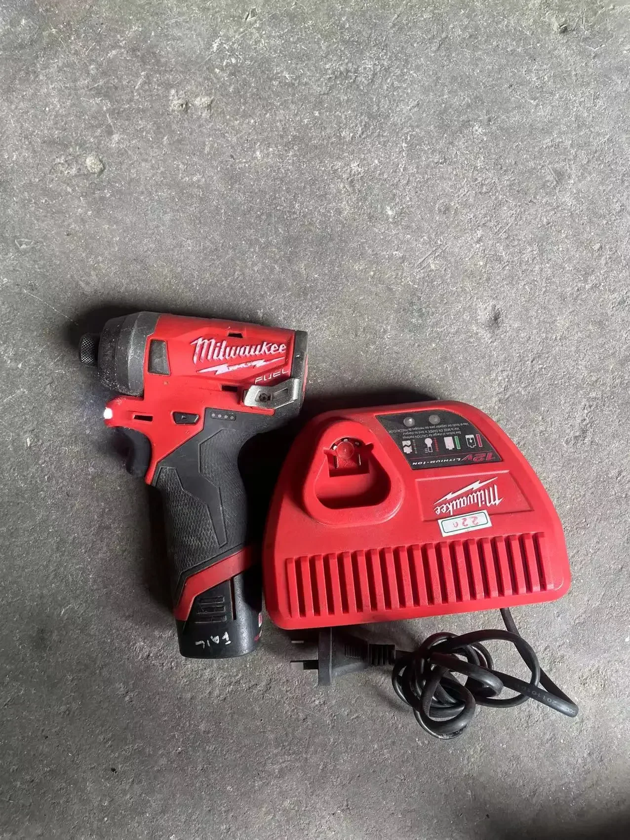 

Milwaukee 2553-20 M12 Fuel 1/4" Hex Impact Driver,WITH BATTERY AND CHARGER