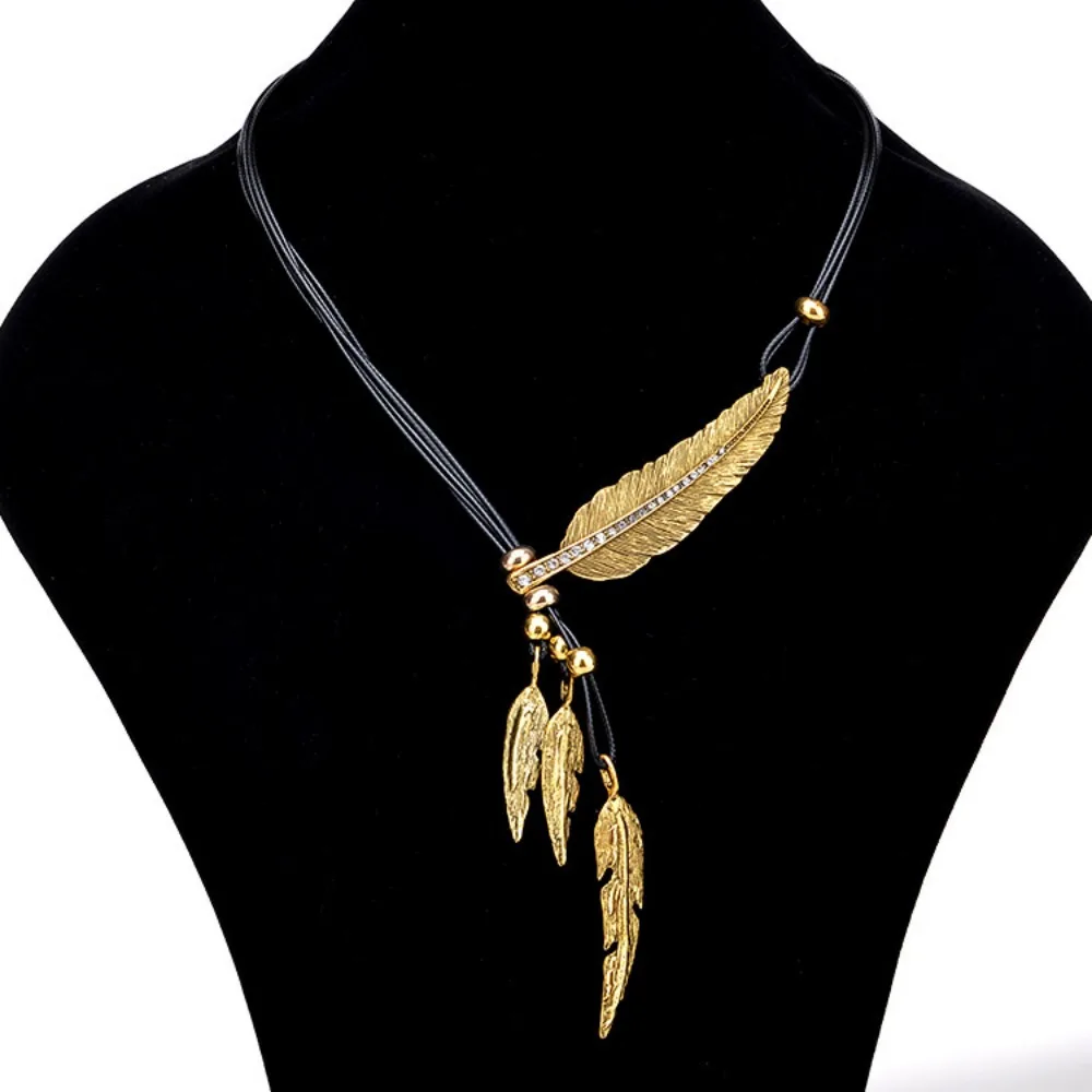 Vintage Metal Feather Design Pendant Necklace Bohemian Vocation Style Alloy Jewelry Creative Holiday Necklace