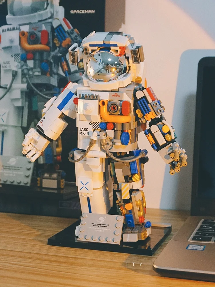 

High-End Astronaut Building Blos Decorative Ornaments for Men Office Desktop Decoration DIY Birthday Gifts Creative Trendy ...