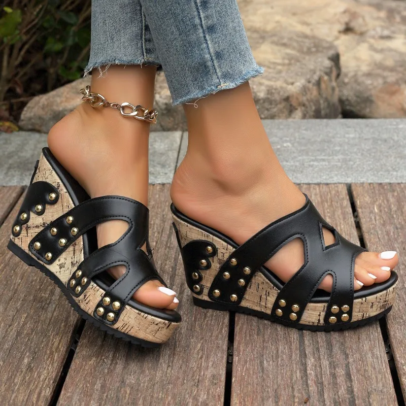 Zapatillas de tacón alto para mujer, nuevas sandalias con remaches y hebilla, Tacón de Cuña de verano, Boca de pescado impermeable, sandalias de verano Punk a la moda para mujer
