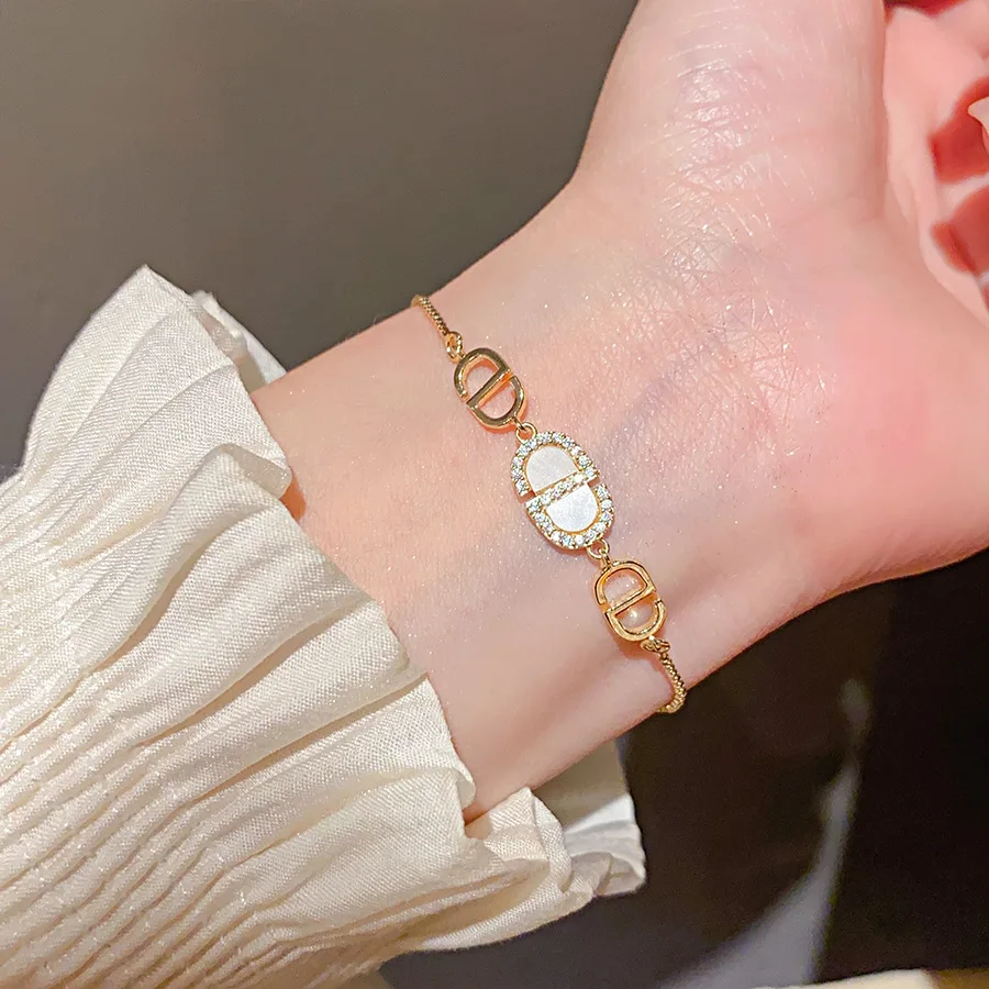 

Новая летняя версия браслета из циркона со свиным носом в европейском и американском стиле и полым женским браслетом.