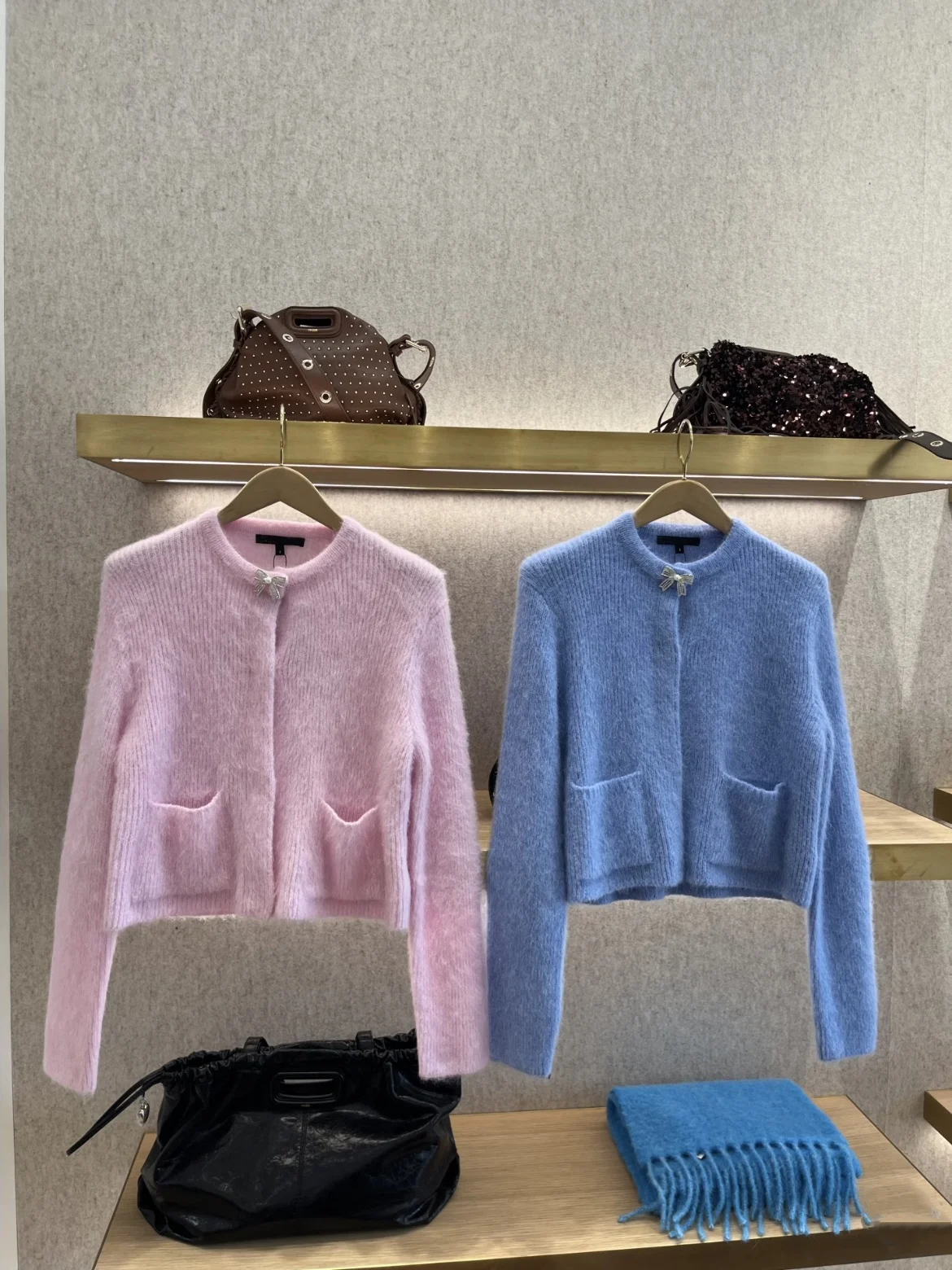 

Вязаный свитер Heidd Early Spring 2026 с декором в виде водяных бриллиантов и узлов, с длинными рукавами и круглым вырезом