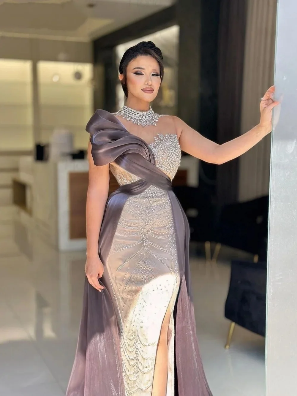 Einzigartiges Meerjungfrau-Abendkleid mit Kristallperlen, O-Ausschnitt, hohe Schlitze, Abendkleid, ärmellos, Sweep-Zug, Partykleider nach Maß