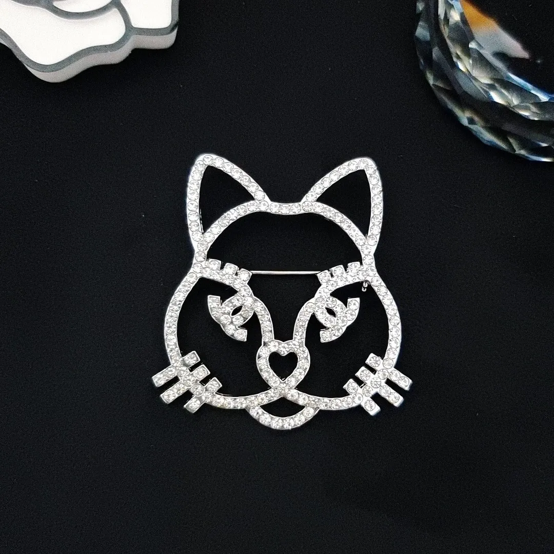 

2024 Luxury Crystal Rhinestone Cute Cat Head Designer Brooch Pin for Women Anniversary Jewelry Gift