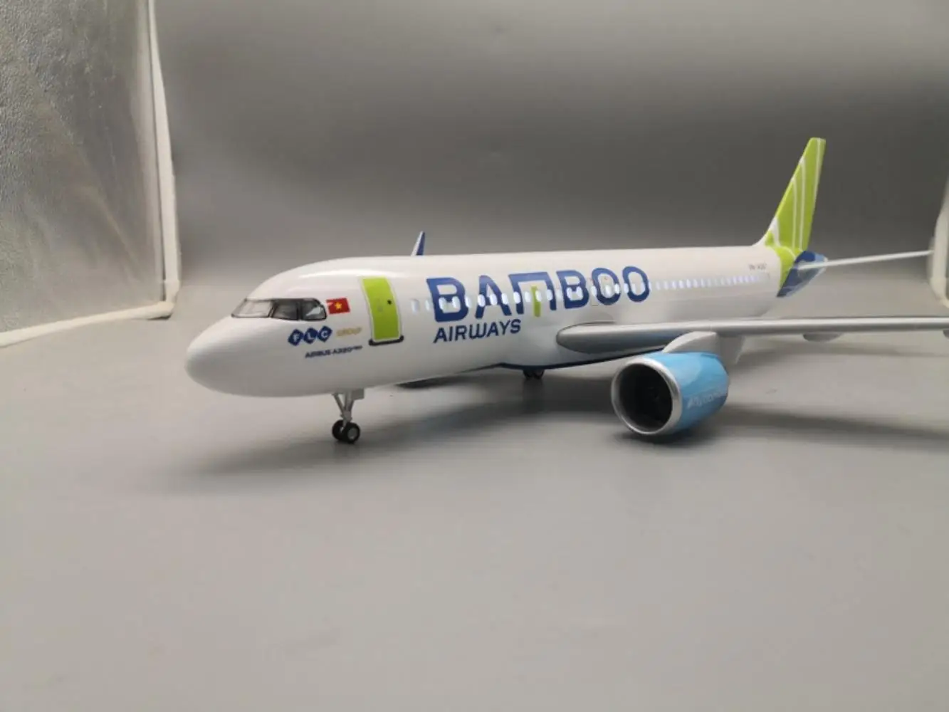 

47cm Diecast Airplane Toy Scale 1/80 Bamboo Airways A320 Simulation Passenger Aircraft Model Resin Souvenir With Lights Wheels