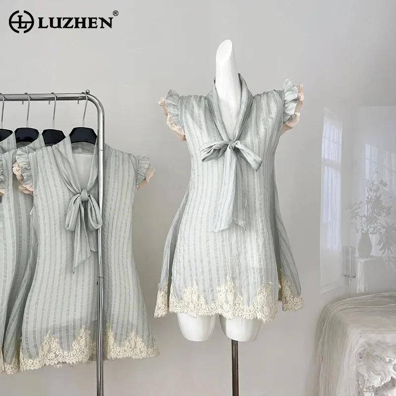

LUZHEN модный галстук с лентой дизайн Элегантные повседневные Мини-платья для женщин 2024 Новинка кружевное Сращивание модное платье с рукавом с рюшами AA1117