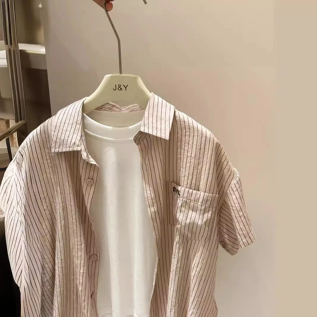 

2024 Boys Summer New Stripe Versatile Casual Shirt Childrens Fashion Cool Stripe Shirt Boys Designable Blouse