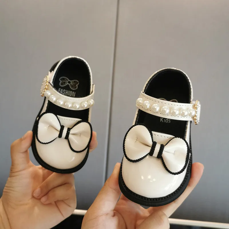 Autumn Baby Leather Shoes 0-3 Years Old Pearl Walking Shoe Soft Bottom Square Mouth Shoe Children Princess Shoes أحذية غير رسمية