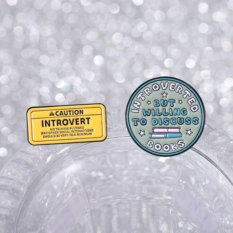 الحذر الانطوائي علامة المينا دبابيس الانطوائي ولكن استعداد لمناقشة الكتب دبابيس شارة التلبيب مجوهرات هدية للأصدقاء #5