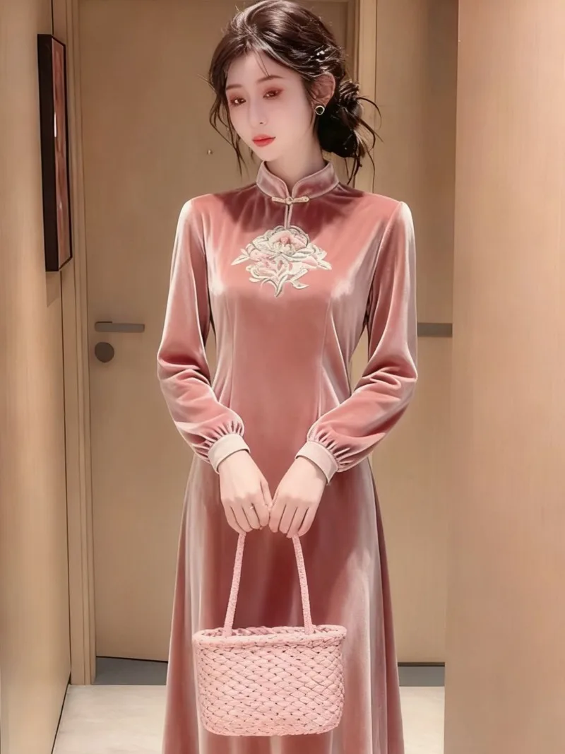 

In Autumn and Winter 2025 The New Chinese Style Shows a Sense of High-end Fashion Gentle Age Reduction Waist Thin Velvet Dress