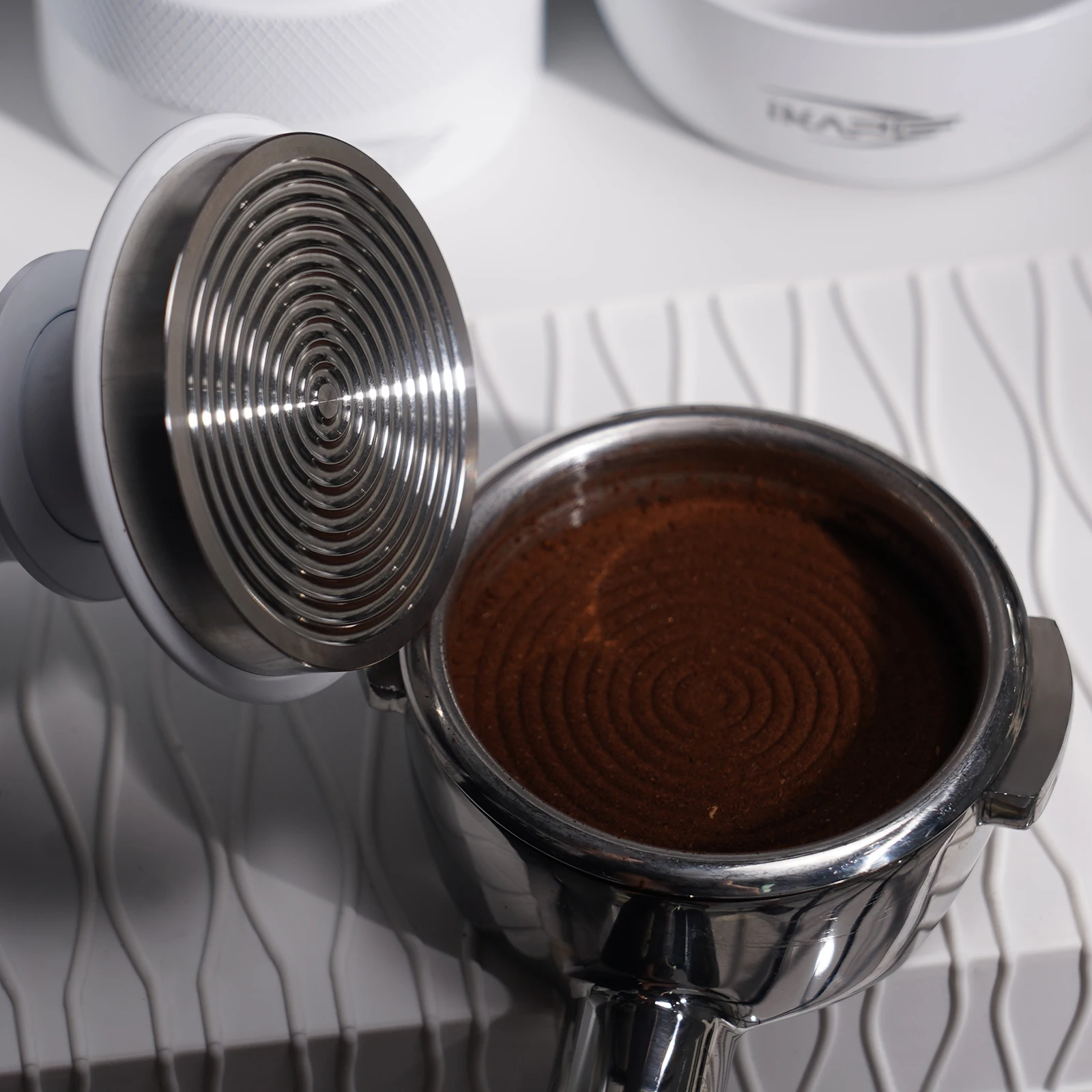 IKAPE Kaffeestampfer V3, passend für 51/54/58 mm, Espresso-Stampfer mit kalibriertem, federbelastetem Mechanismus und Titan-PVD-Beschichtung.