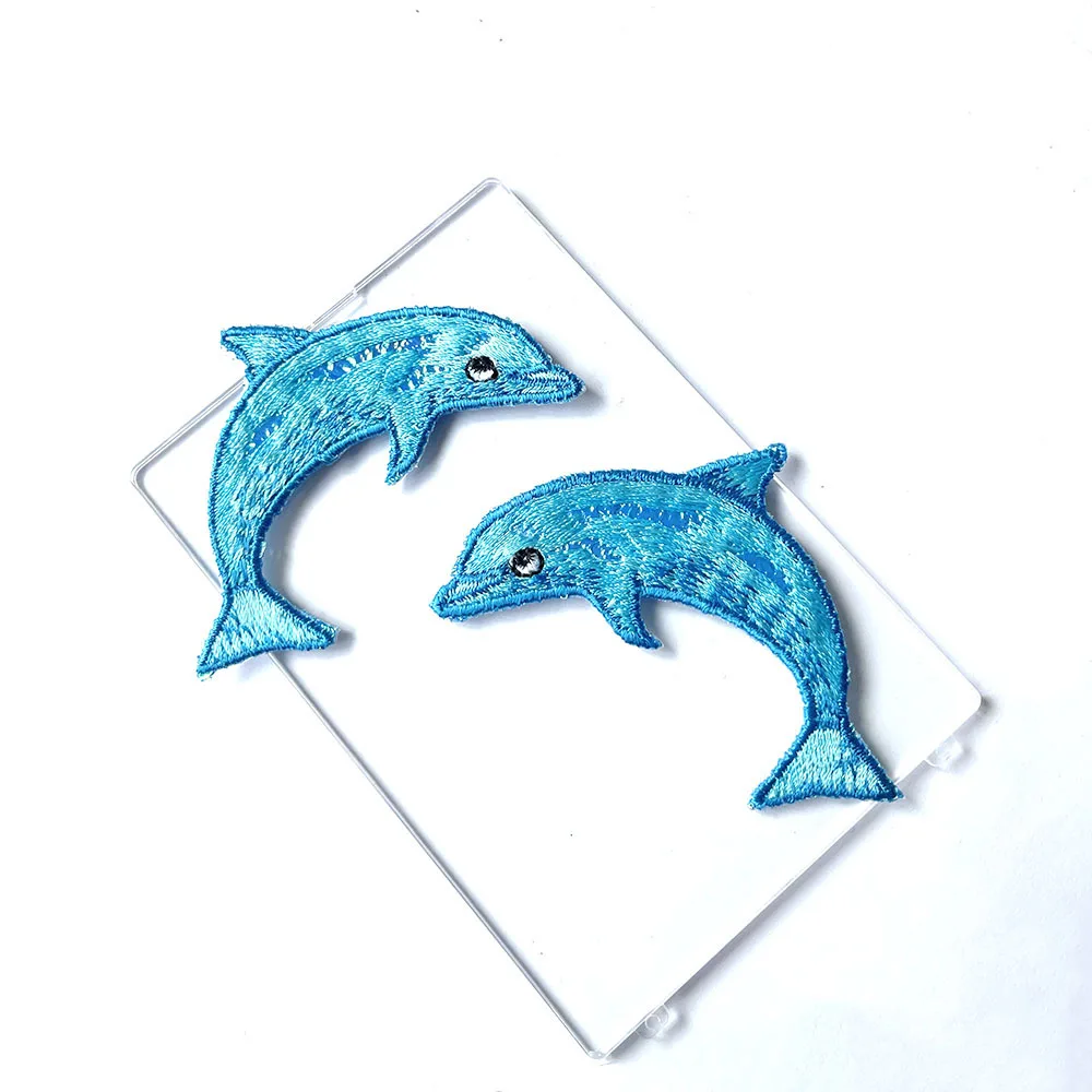 Ein Paar symmetrische Blue Dolphin-Stickerei-Aufnäher – DIY-Aufbügel-Applikationen für die Reparatur von Kleidung, Taschen, Marine-Themen