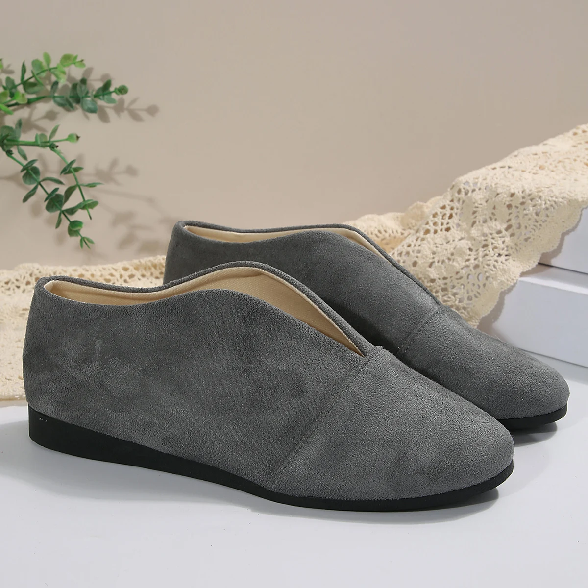 Plus-Size-Damen-Slipper aus Wildleder, V-Ausschnitt, runde Zehen, weich und bequem, lässig, für den täglichen Gebrauch, zum Spazierengehen, in verschiedenen Farben erhältlich. – Detail 18