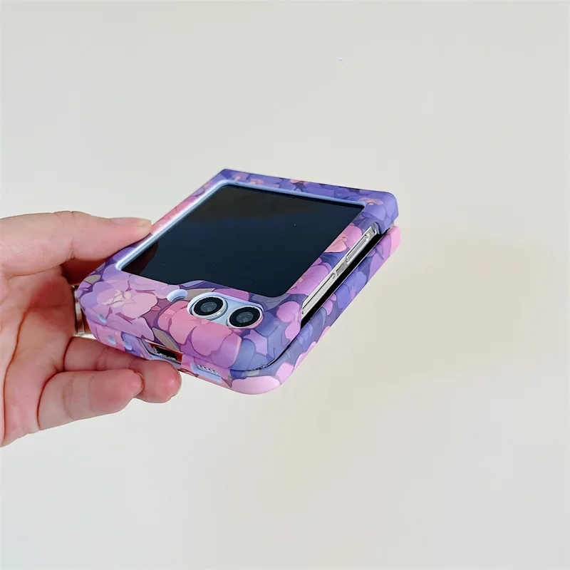 เคสลายหมีดอกไม้สีม่วงสำหรับ Samsung Galaxy Z Flip 7 6 5 4 เคสป้องกันด้านหลังสำหรับ ZFlip5 ZFlip6 ZFlip7