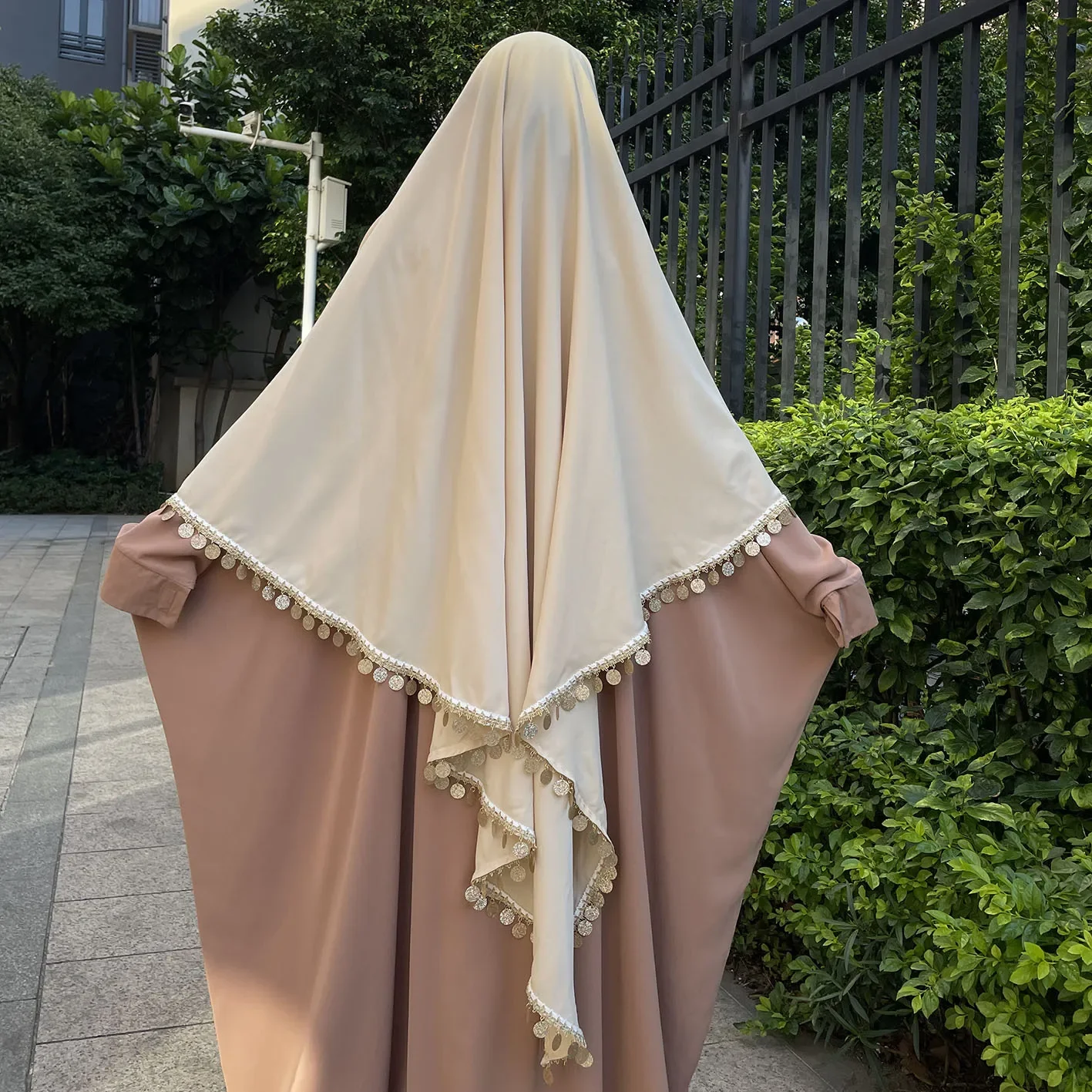 ผ้าคลุมศีรษะแบบฮิญาบสีพื้นแบบมุสลิม ตะวันออกกลาง ดูไบ ตุรกี สีพื้น ชั้นเดียว ประดับเลื่อมคู่ พู่ห้อย