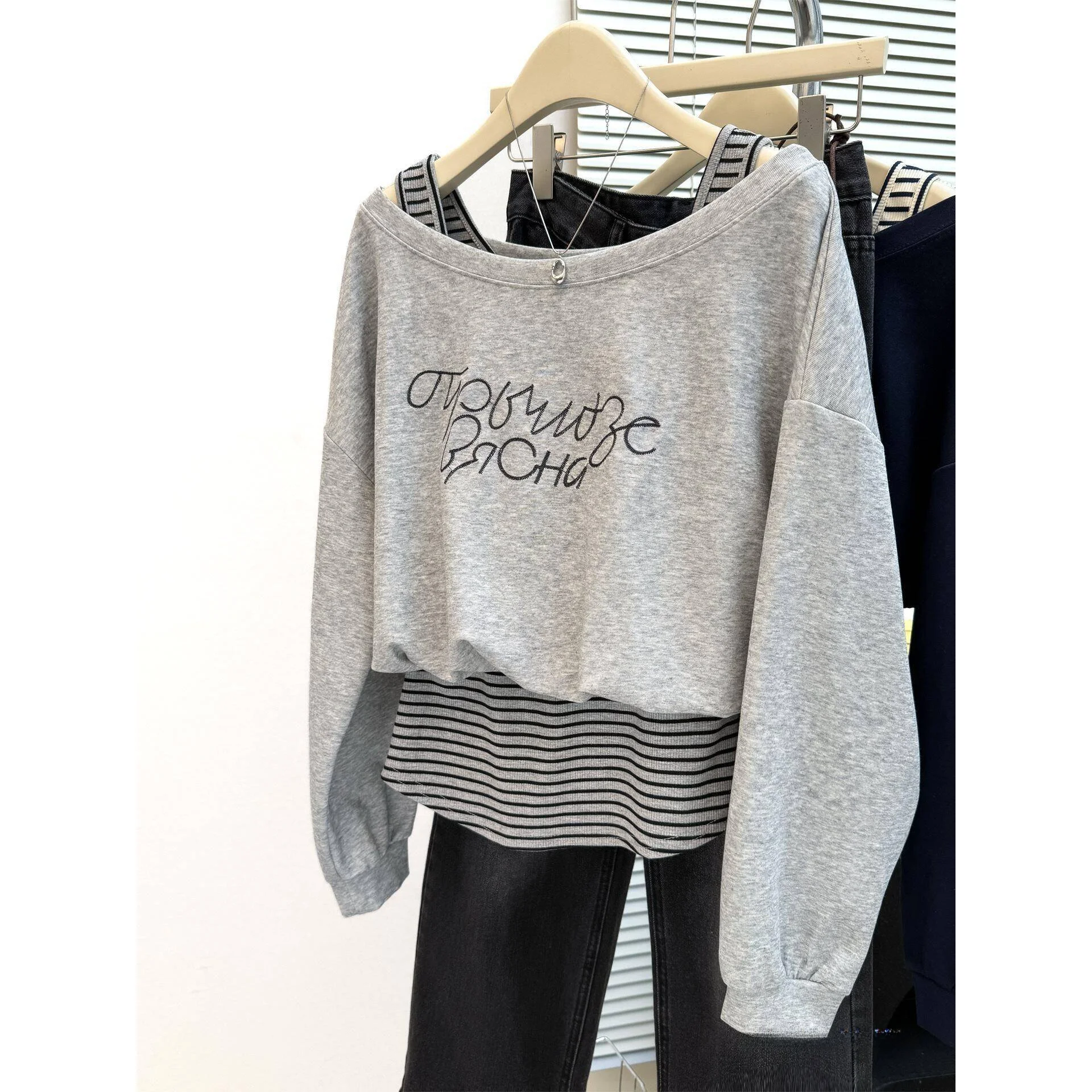 

Korean Style Letter Embroidery Slim Fit Long Sleeve Sweatshirt Women's Autumn Shoulder Bared Thin Top Fake Two-Piece Set