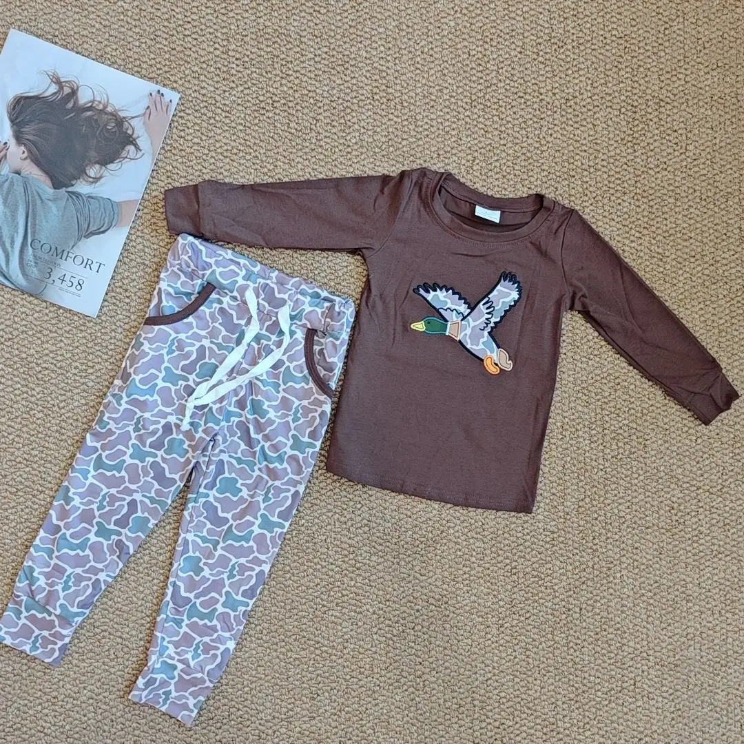 

9.3 Baby Boys Winter Clothes Embroidery Baby Boys Brown Duck Top Camo Pocket Pant Sets