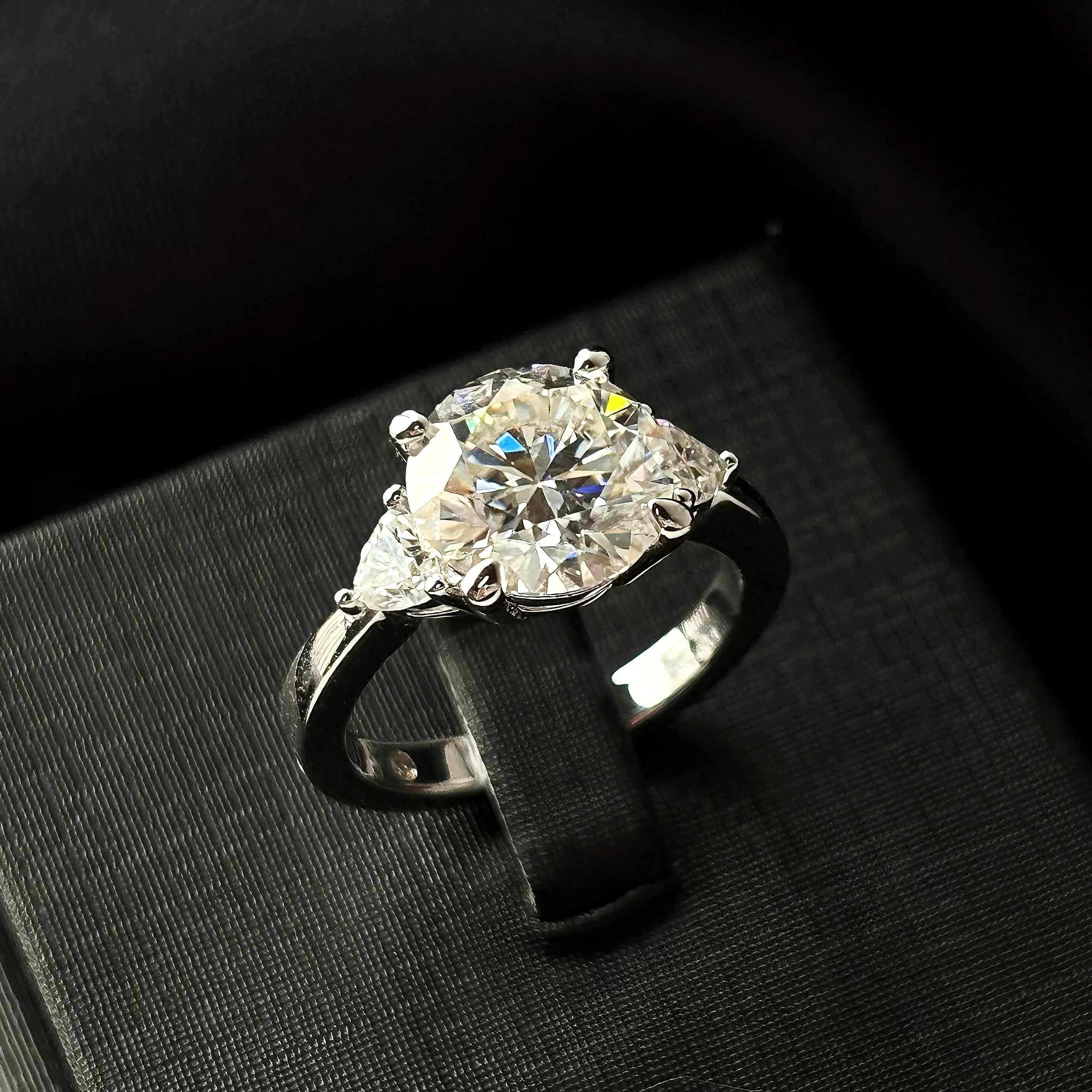 Onnelik 4.6cttw 라운드 모이사나이트 다이아몬드 반지 여성용 S925 스털링 실버 약혼 웨딩 파티 반짝이는 고급 보석