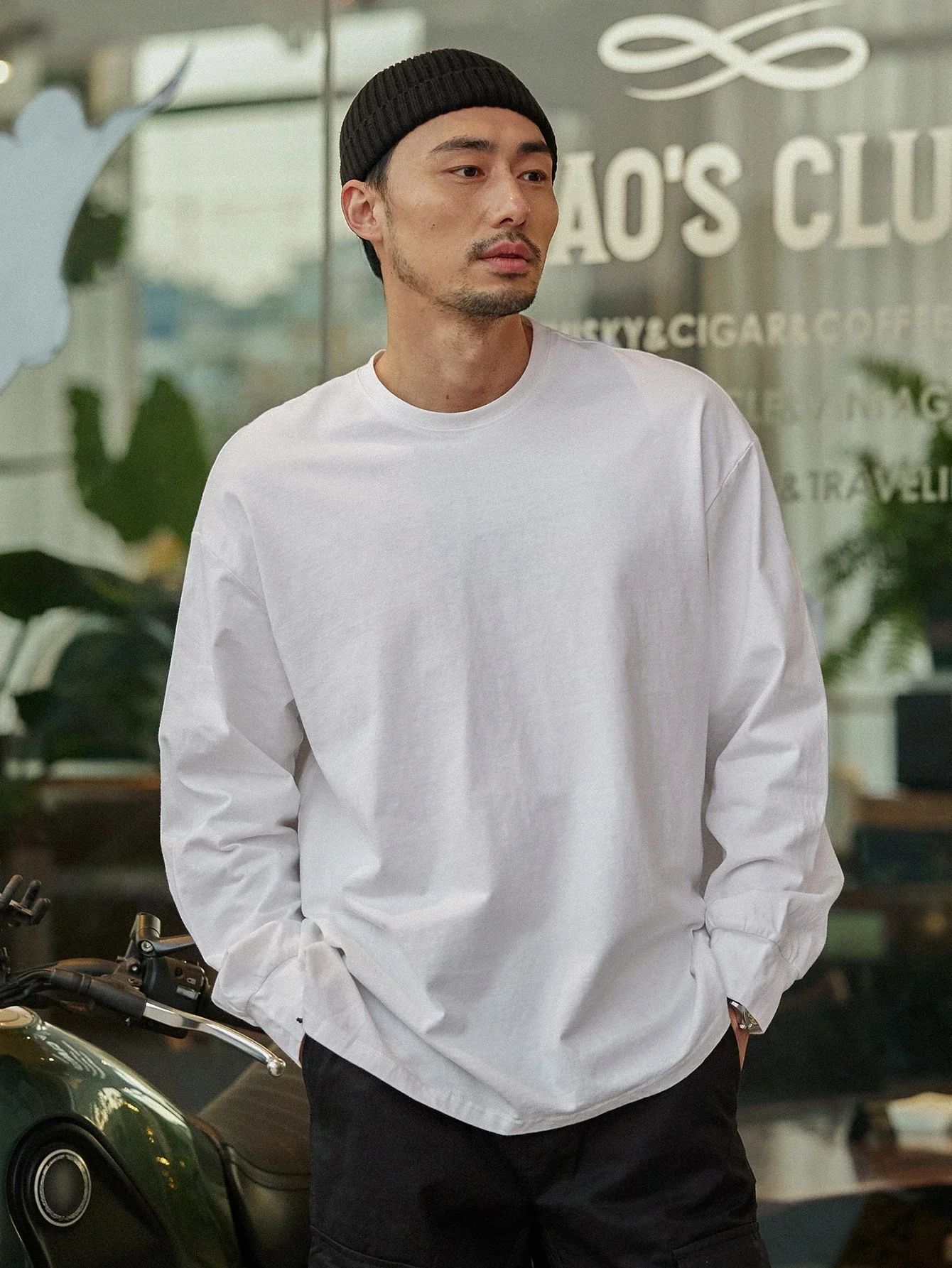 

Мужская хлопковая футболка с длинным рукавом и спущенным плечом, однотонная