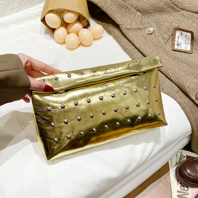 

Легкая роскошная вечерняя сумочка из блестящей искусственной кожи, клатч с заклепками, однотонная сумка для банкетов и танцев
