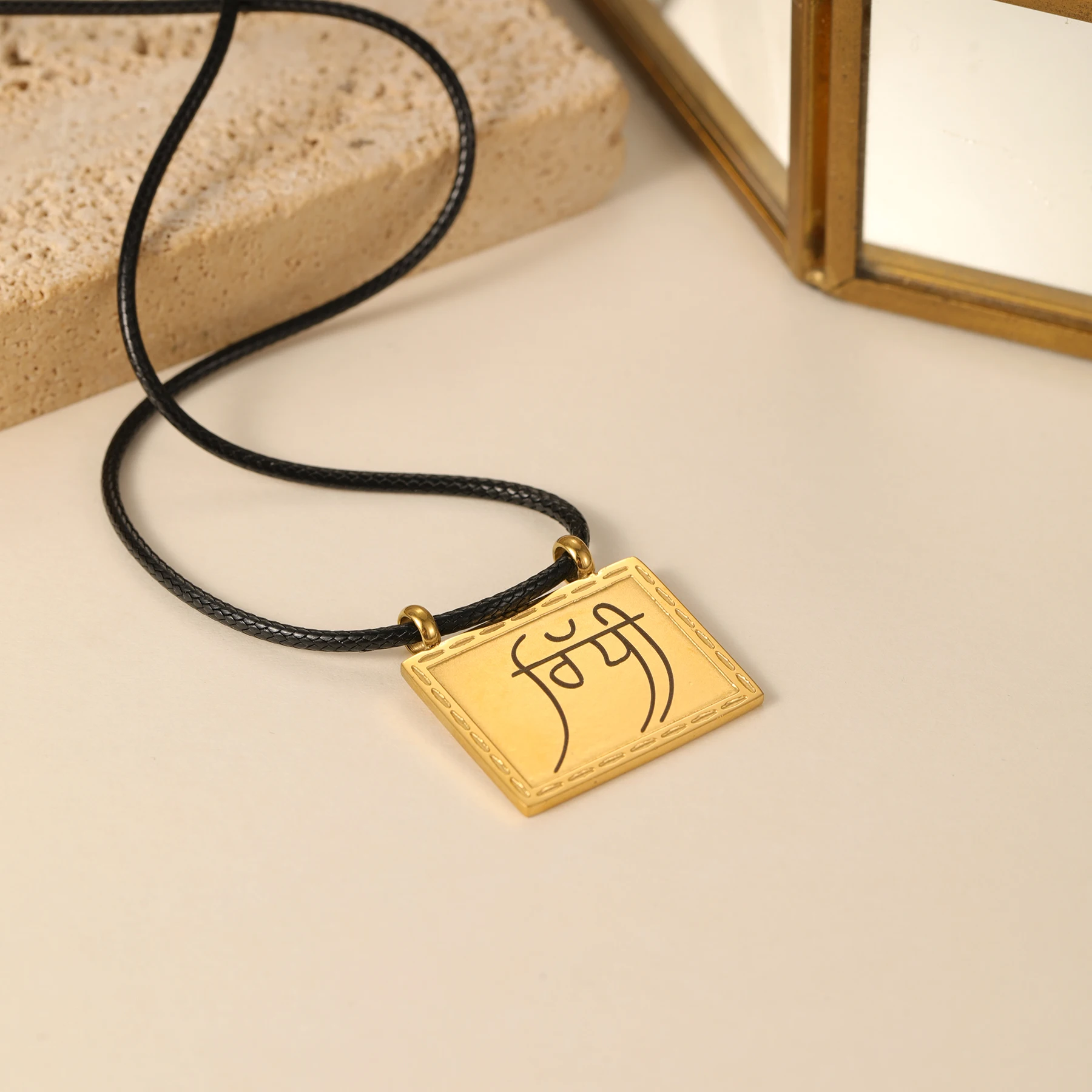 

Новинка 2025 года, ожерелье санскрит с персонализированным именем, кулон из нержавеющей стали с гравировкой на заказ и вертикальной текстурированной каймой, подарок для мамы