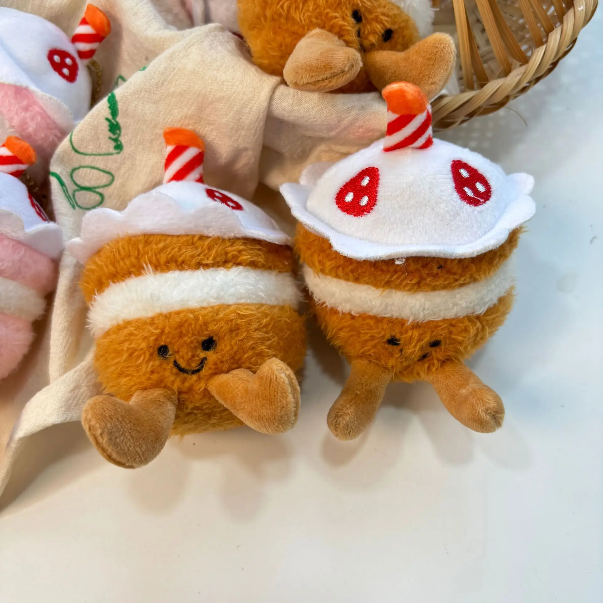 Creativo japonés pastel de fresa muñeco de peluche colgante divertido llavero lindo muñeco de peluche pastel de Chocolate bolsa decoración llavero lindo regalo